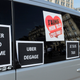 Ilustración para el artículo titulado Coches volcados y carreteras ardiendo: los taxistas de París contra Uber